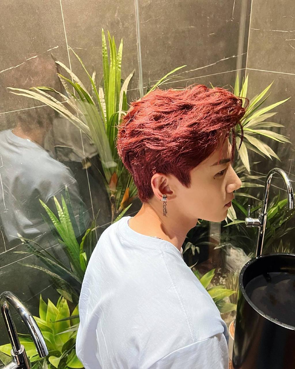 橘子晚报白敬亭染红发花千骨开播7周年