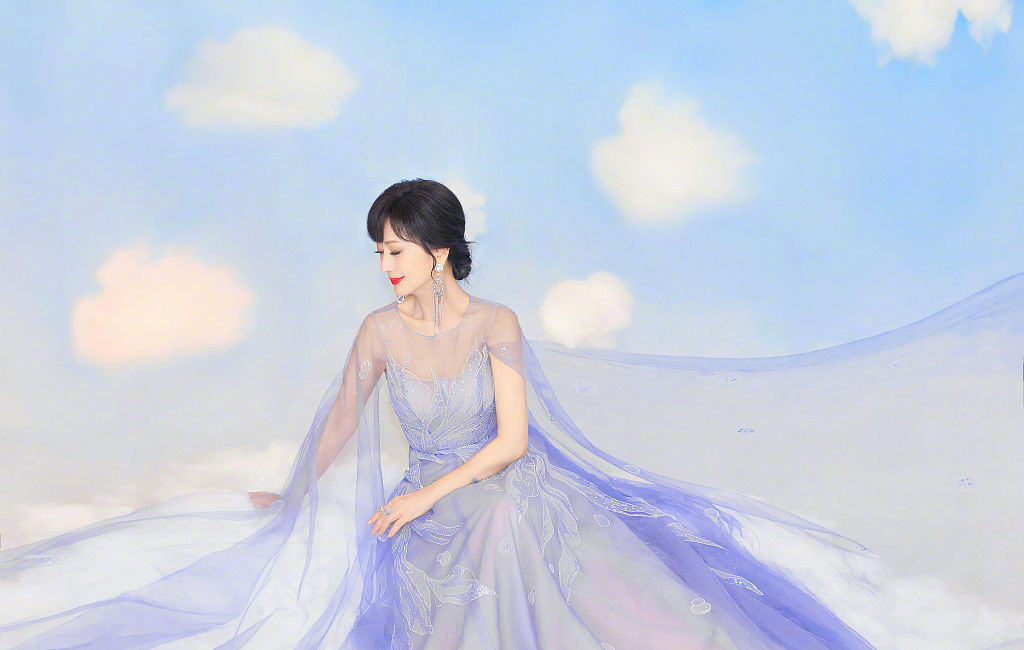 不老女神赵雅芝梦幻纱裙写真曝光,手捧云朵似仙女下凡__财经头条