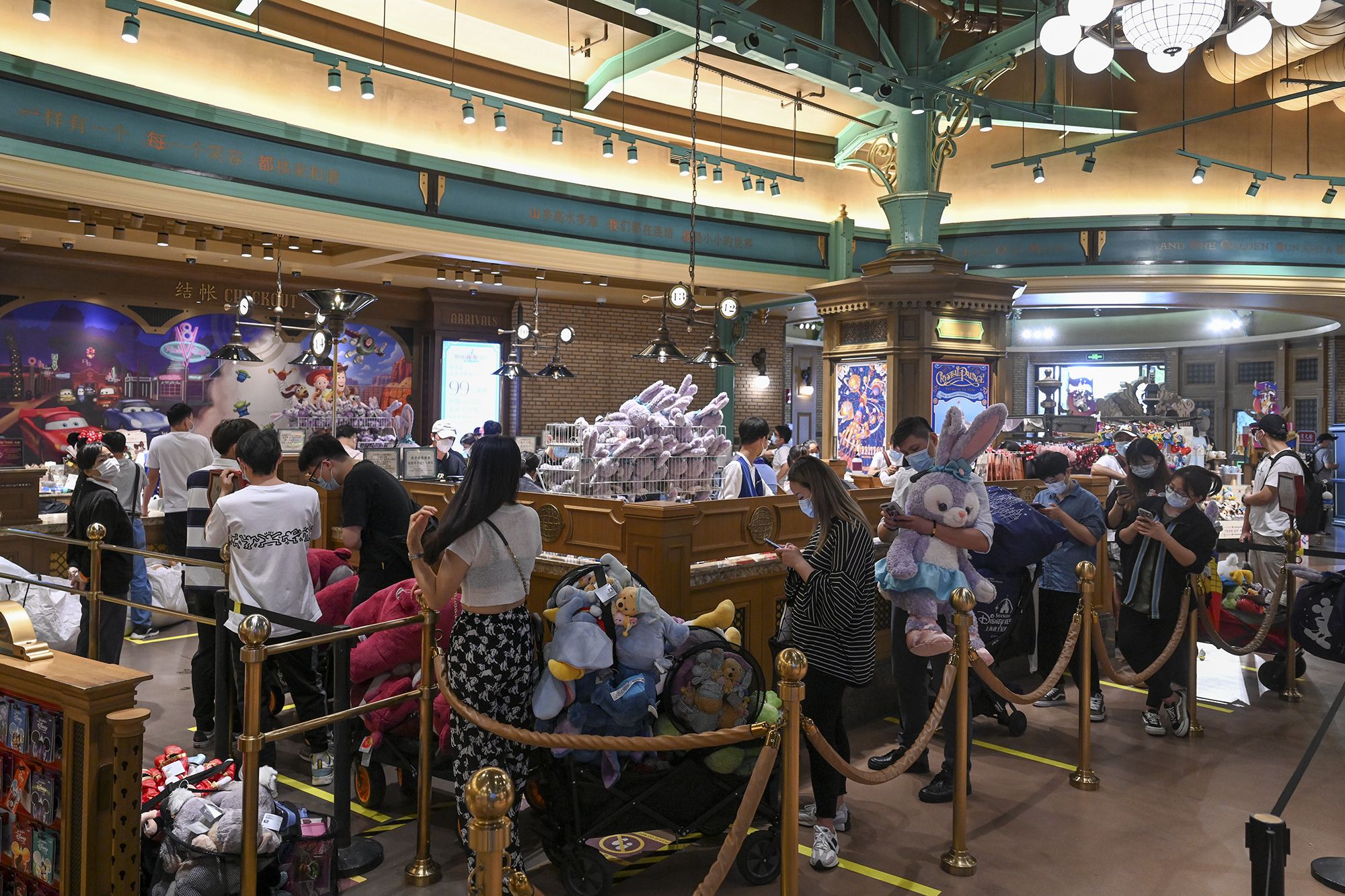 2022年6月10日,上海迪士尼,游客在迪士尼世界商店排队等候结账.