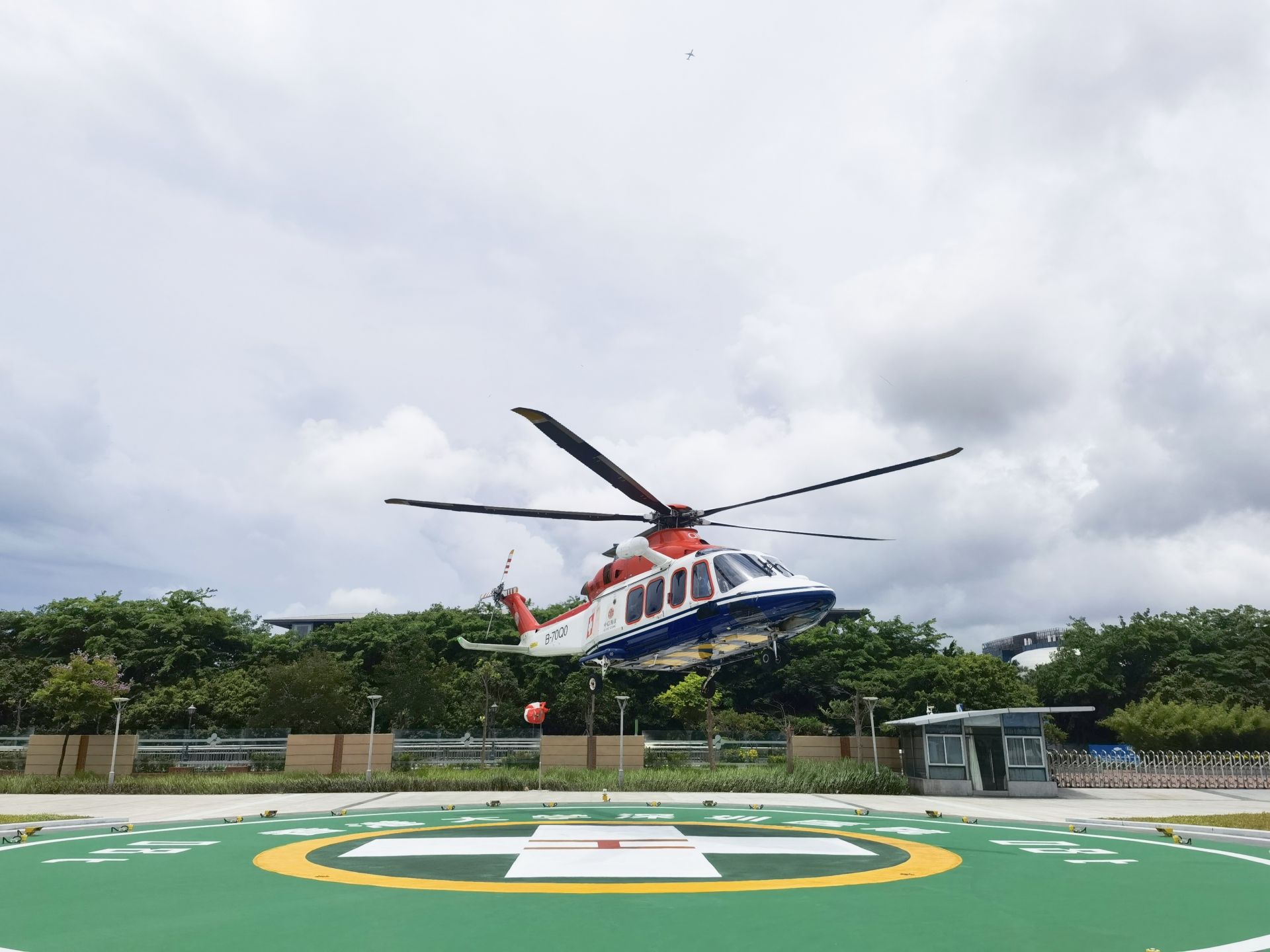 医疗急救进入航空时代香港大学深圳医院直升机停机坪启用