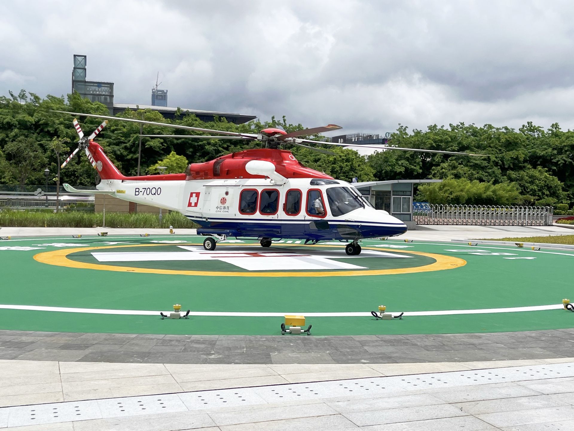 医疗急救进入航空时代!香港大学深圳医院直升机停机坪启用