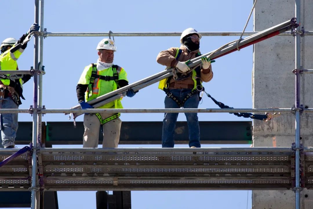 当地时间2021年5月6日,美国华盛顿特区,几名建筑工人在高空作业.