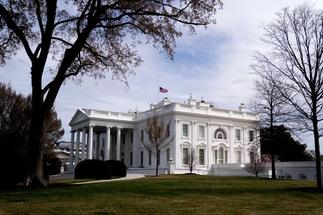 当地时间2021年3月21日,美国华盛顿,白宫降半旗.图/ic photo