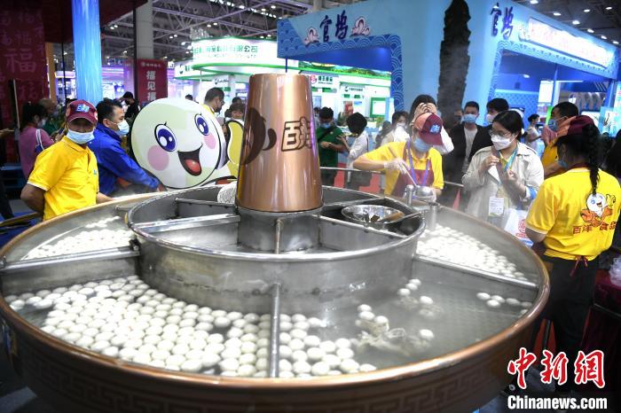 渔博会供品尝的福州鱼丸受欢迎。　王东明 摄