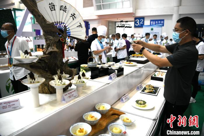 第三届中国食用菌产业博览会与“渔博会”同期同地举办，吸引参观者。　王东明 摄