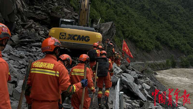 四川阿坝连发多次地震 森林消防赶赴现场救援休闲区蓝鸢梦想 - Www.slyday.coM