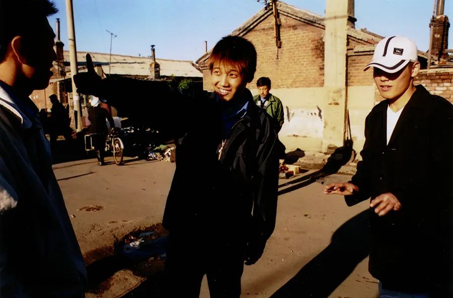 沈阳铁西区艳粉街小白与朋友,"铁西区" 系列 125/139,2000年,王兵作品