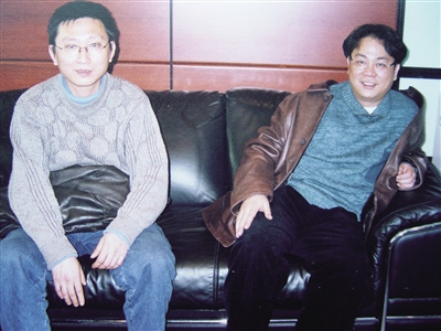 1999年冬,诗人柏桦与张枣(右)在大连麦城公司的办公室.