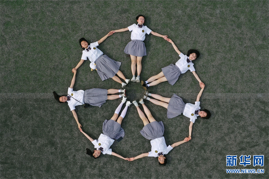 6月9日,河南省焦作市温县一中,高三毕业生在操场上拍摄创意毕业照.