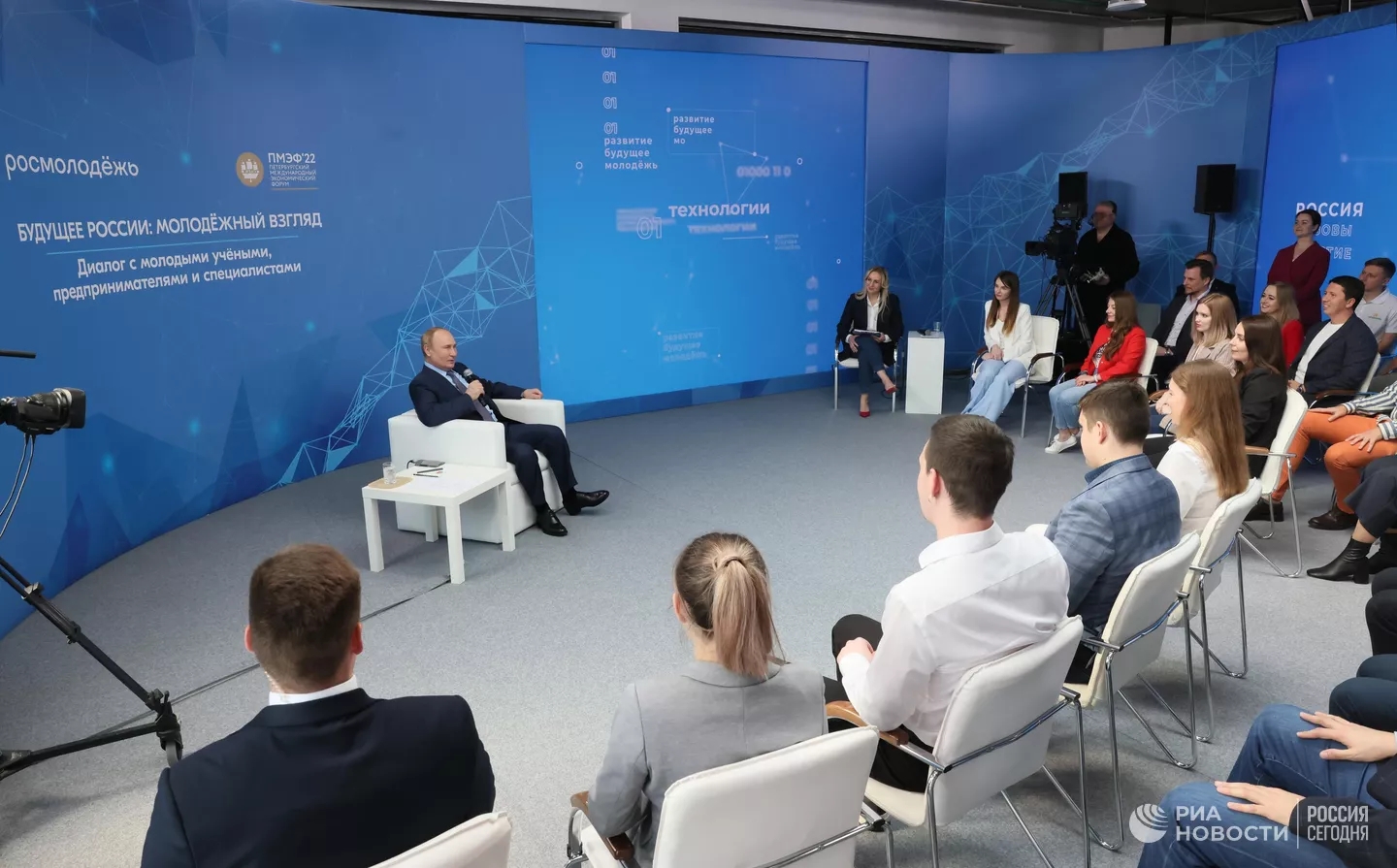 俄罗斯总统普京与青年企业家会面