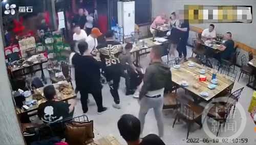 几名男子在烧烤店殴打女子。  图片来源：视频截屏