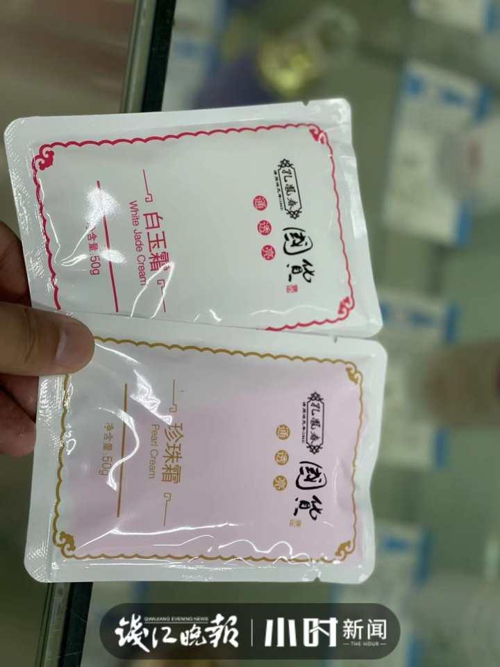 一进店,孔凤春专柜就在眼前.