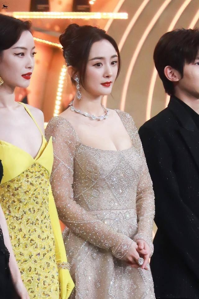 娱乐圈里我真服杨幂的身材上身胖胖的但比例却很匀称