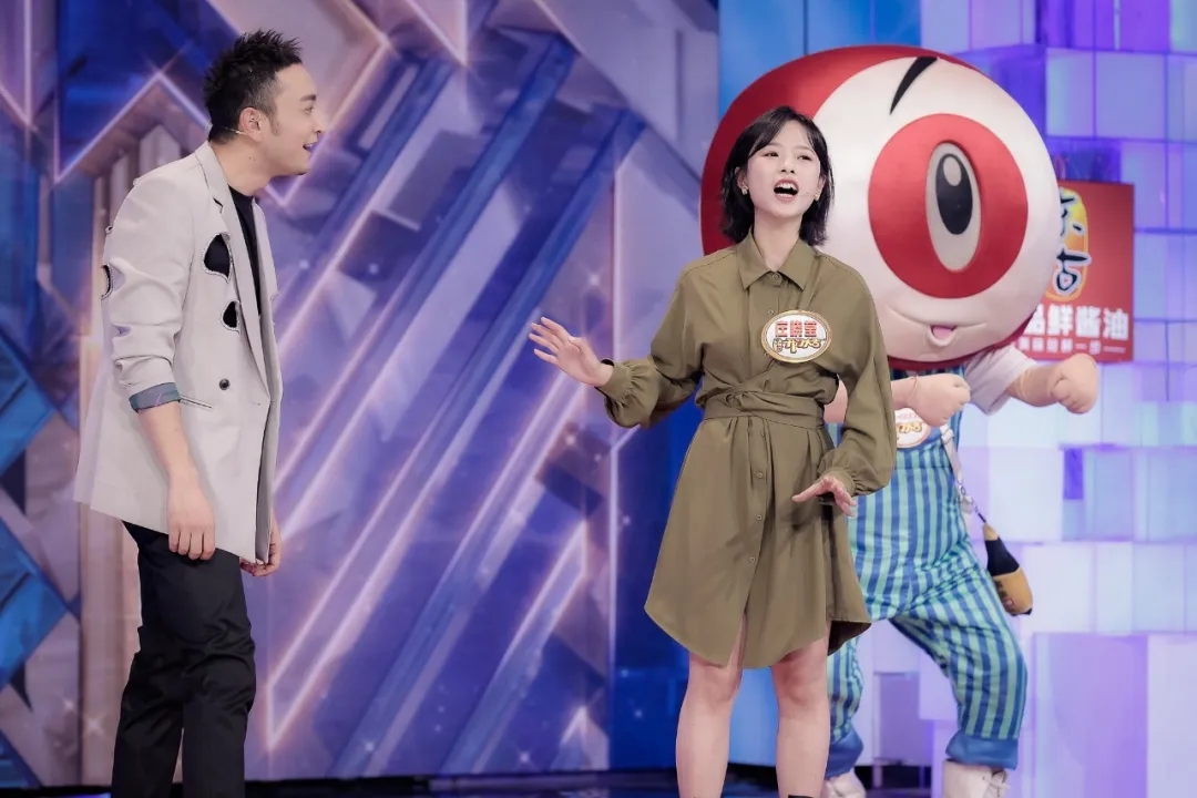 央视记者庄晓莹综艺节目反差萌飞机大炮脱口而出猜歌名却懵圈