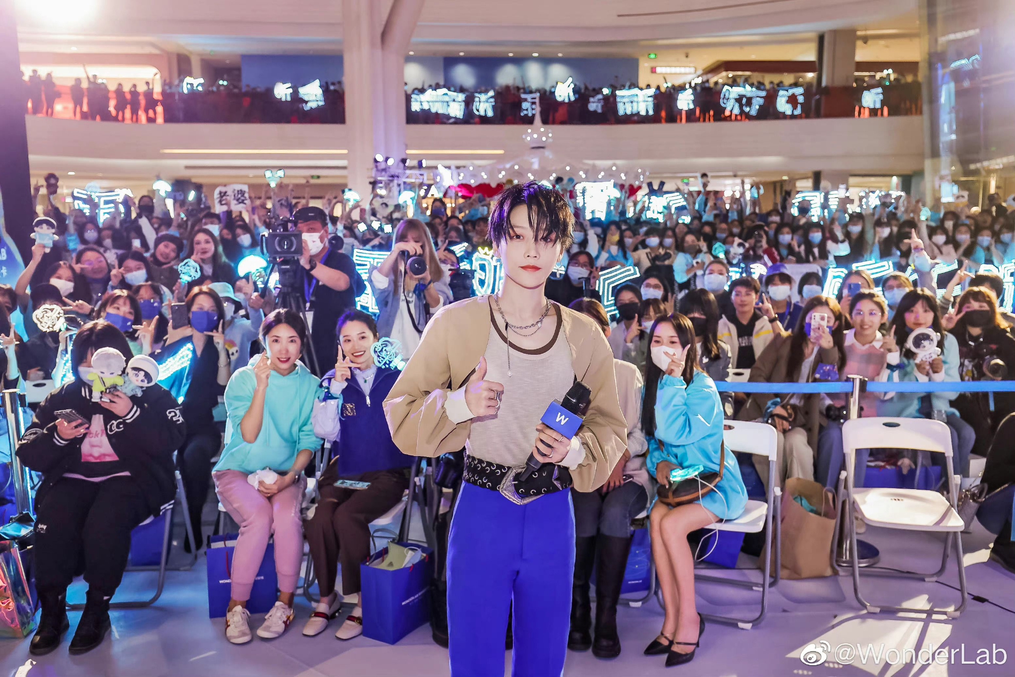 刘雨昕和粉丝大合照系列记录每次的相见时刻