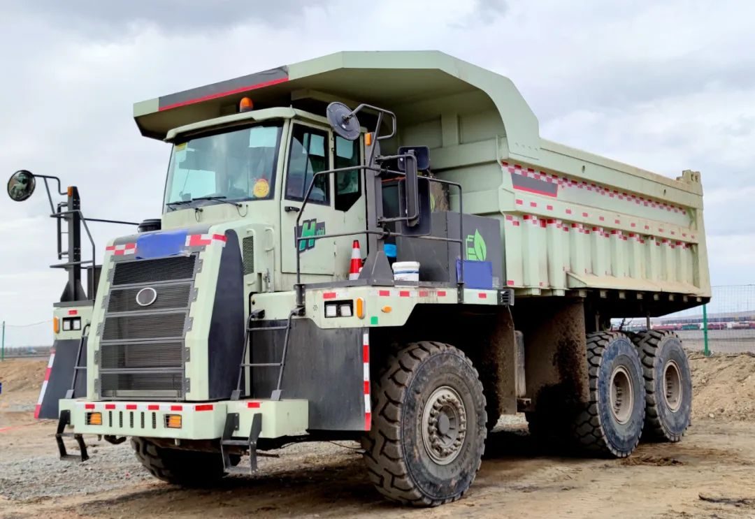 搭载玉柴芯蓝k11 300kw大功率增程器的百吨王矿用车交付用户