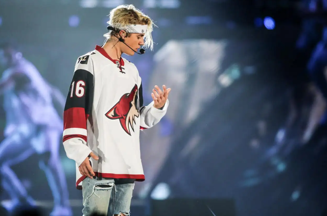 小天王比伯得怪病右脸面瘫？晒自拍不能眨眼不能笑，或损失上亿休闲区蓝鸢梦想 - Www.slyday.coM