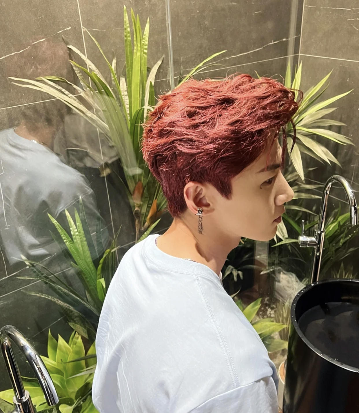 白敬亭撕漫男实锤？红发配耳夹潇洒不羁，脖颈间的文身贴引误会休闲区蓝鸢梦想 - Www.slyday.coM