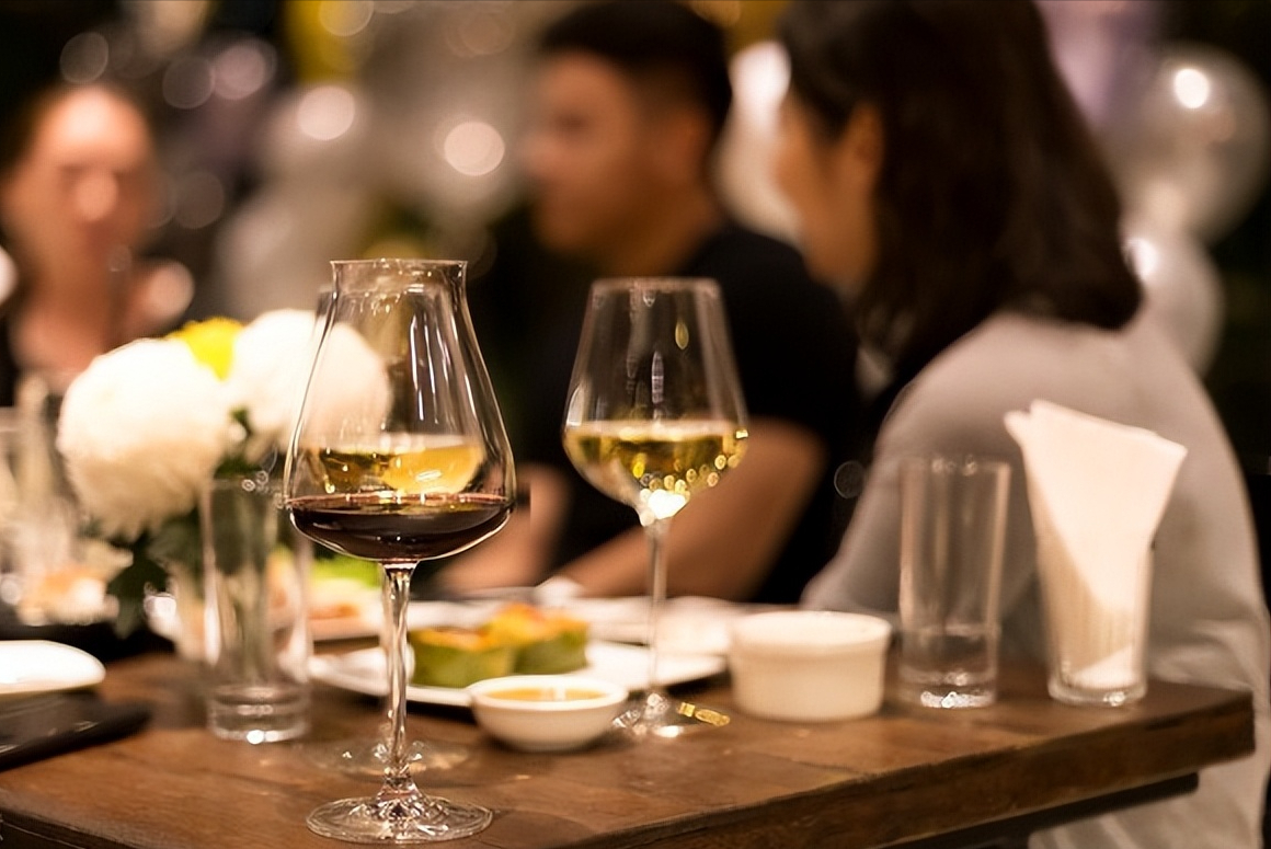 轮到你敬酒时,建议:牢记3句“敬酒话”,让全桌人对你刮目相看