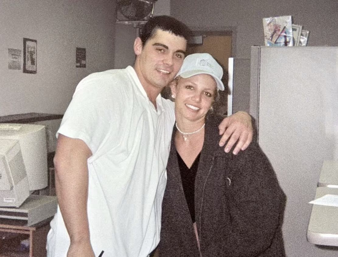 布兰妮大婚现场照曝光，造型令人啼笑皆非，前夫硬闯婚礼被捕休闲区蓝鸢梦想 - Www.slyday.coM