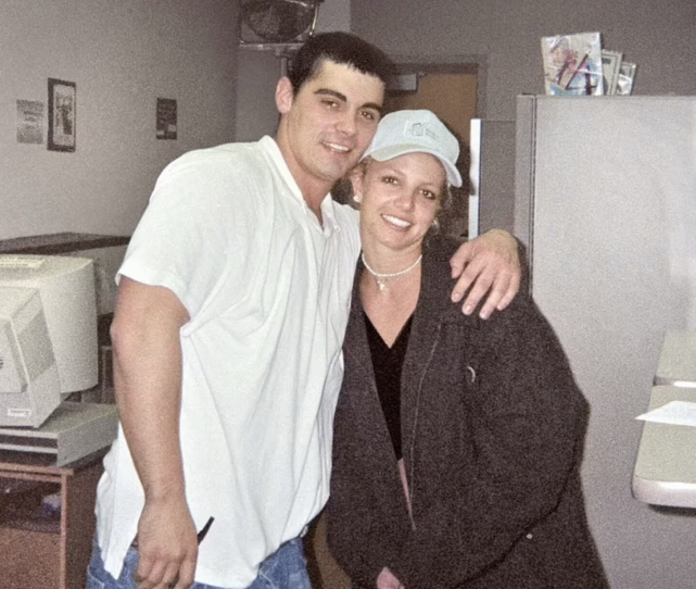 布兰妮大婚现场照曝光,造型尴尬令人啼笑皆非,前夫硬闯婚礼被捕休闲区蓝鸢梦想 - Www.slyday.coM 布兰妮大婚现场照曝光,造型尴尬令人啼笑皆非,前夫硬闯婚礼被捕休闲区蓝鸢梦想 - Www.slyday.coM