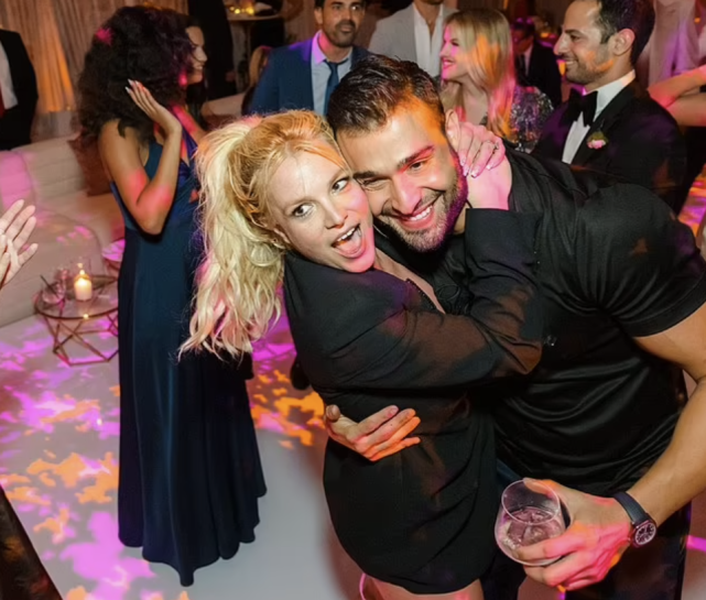 布兰妮大婚现场照曝光,造型尴尬令人啼笑皆非,前夫硬闯婚礼被捕休闲区蓝鸢梦想 - Www.slyday.coM 布兰妮大婚现场照曝光,造型尴尬令人啼笑皆非,前夫硬闯婚礼被捕休闲区蓝鸢梦想 - Www.slyday.coM