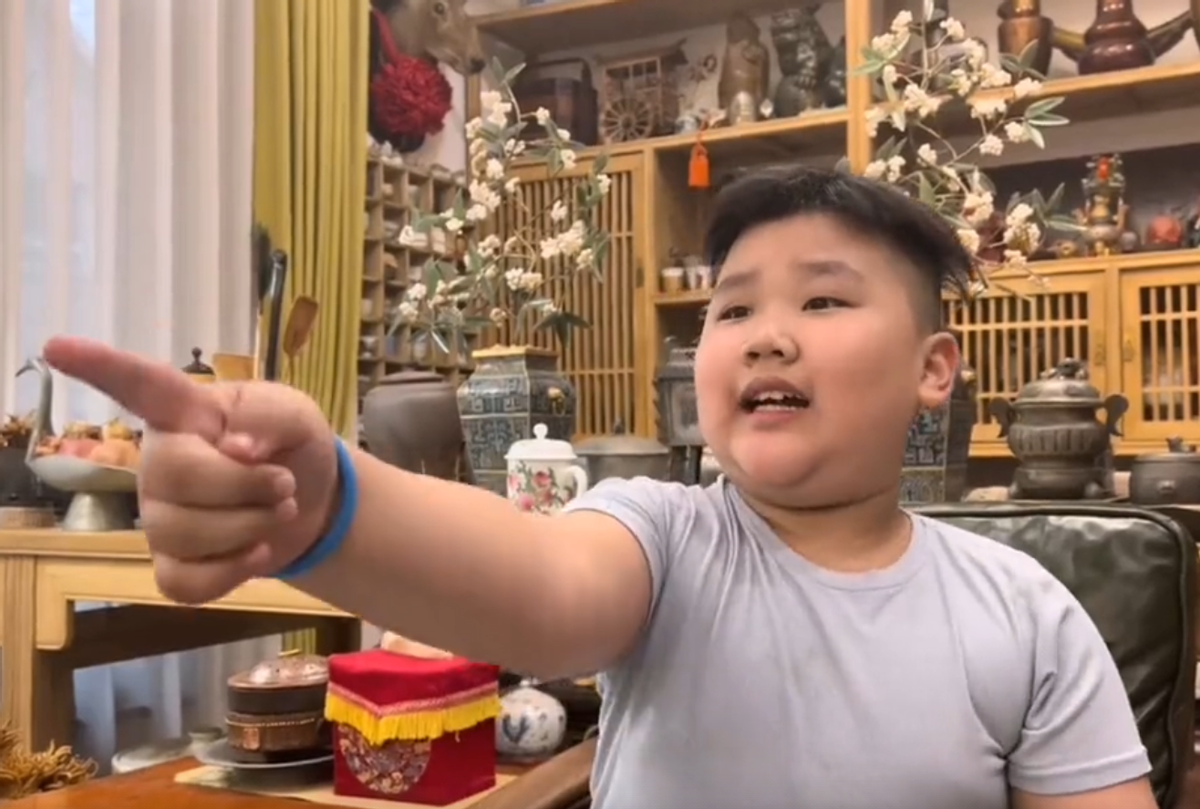 郭汾阳考查相声演员挑剔张云雷基本功被反问后骑玩具车逃跑