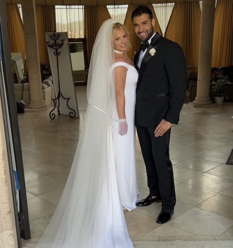 布兰妮大婚现场照曝光，造型令人啼笑皆非，前夫硬闯婚礼被捕休闲区蓝鸢梦想 - Www.slyday.coM