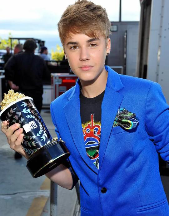 小天王比伯得怪病右脸面瘫？晒自拍不能眨眼不能笑，或损失上亿休闲区蓝鸢梦想 - Www.slyday.coM