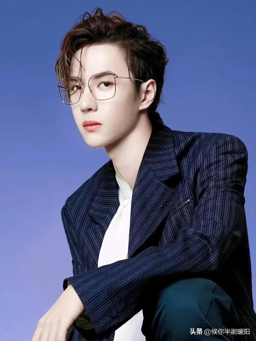 条纹西装真的太考验颜值:下面这几位男明星才是真的驾驭住了!