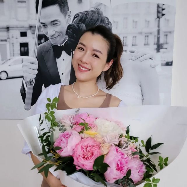 陈豪要拍戏不能与太太庆祝结婚周年陈茵媺亲吻婚纱照的老公庆祝