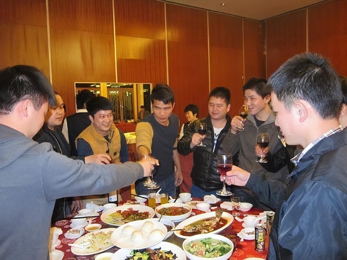 轮到你敬酒时,建议:牢记3句“敬酒话”,让全桌人对你刮目相看