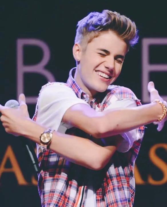 小天王比伯得怪病右脸面瘫？晒自拍不能眨眼不能笑，或损失上亿休闲区蓝鸢梦想 - Www.slyday.coM