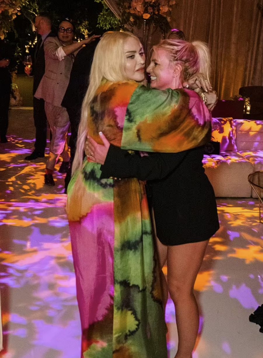 布兰妮大婚现场照曝光，造型令人啼笑皆非，前夫硬闯婚礼被捕休闲区蓝鸢梦想 - Www.slyday.coM