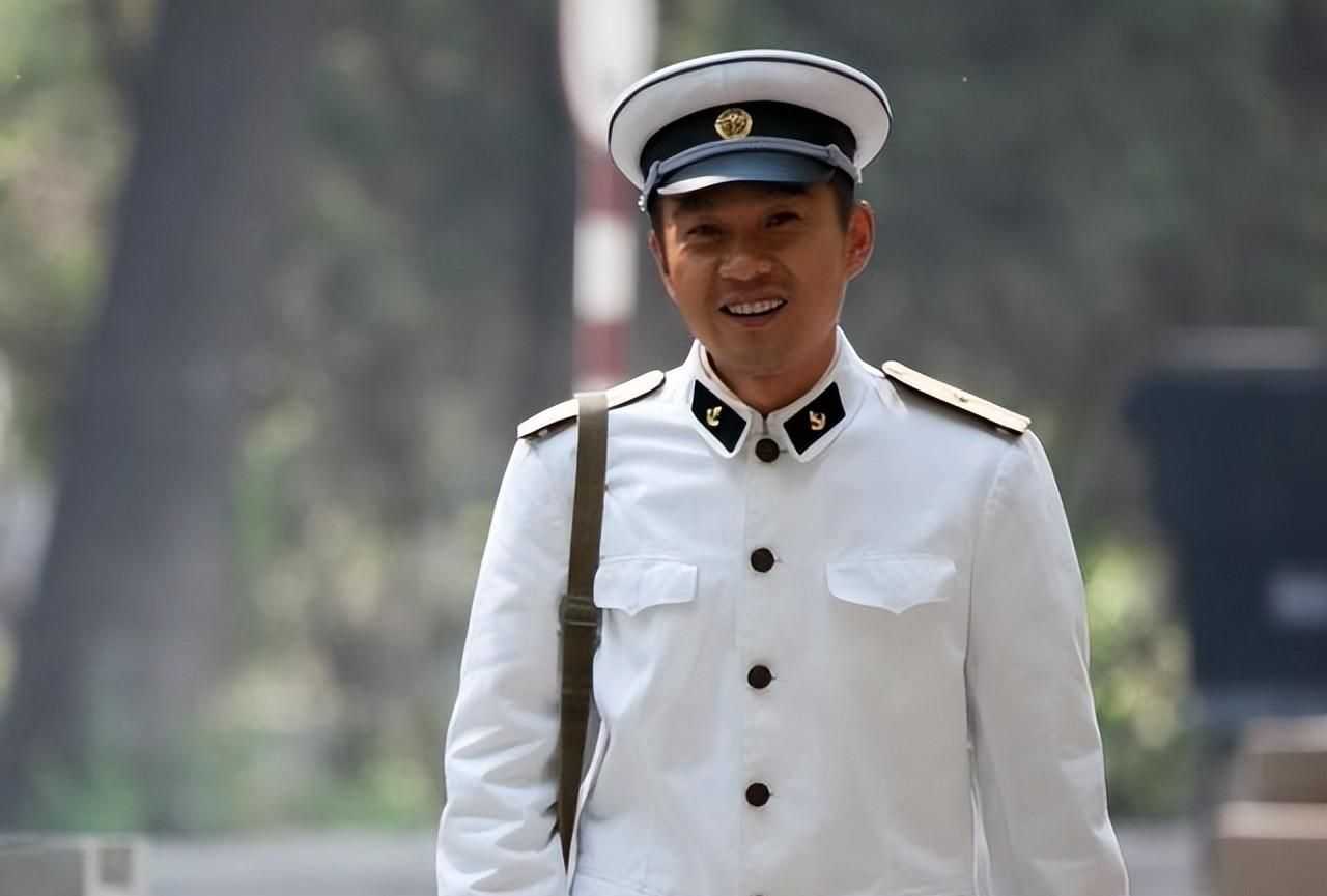 《一路格桑花》,对,就是凌潇肃主演的,就这身军装啊,让我记住了好多年