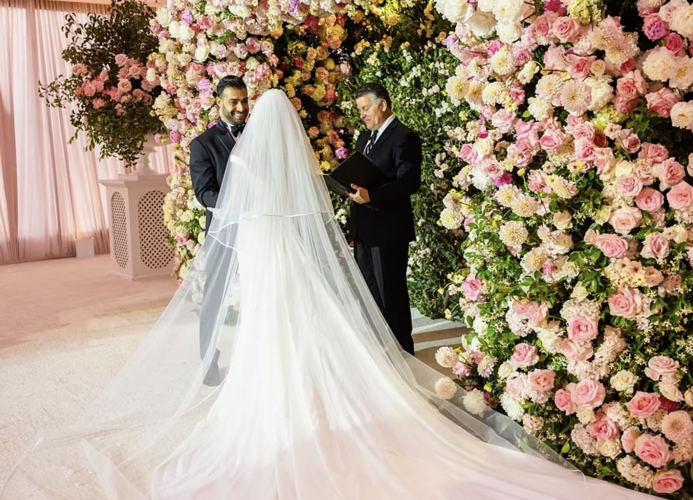 布兰妮大婚现场照曝光，造型令人啼笑皆非，前夫硬闯婚礼被捕休闲区蓝鸢梦想 - Www.slyday.coM