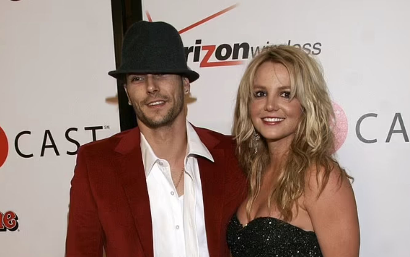 布兰妮大婚现场照曝光，造型令人啼笑皆非，前夫硬闯婚礼被捕休闲区蓝鸢梦想 - Www.slyday.coM