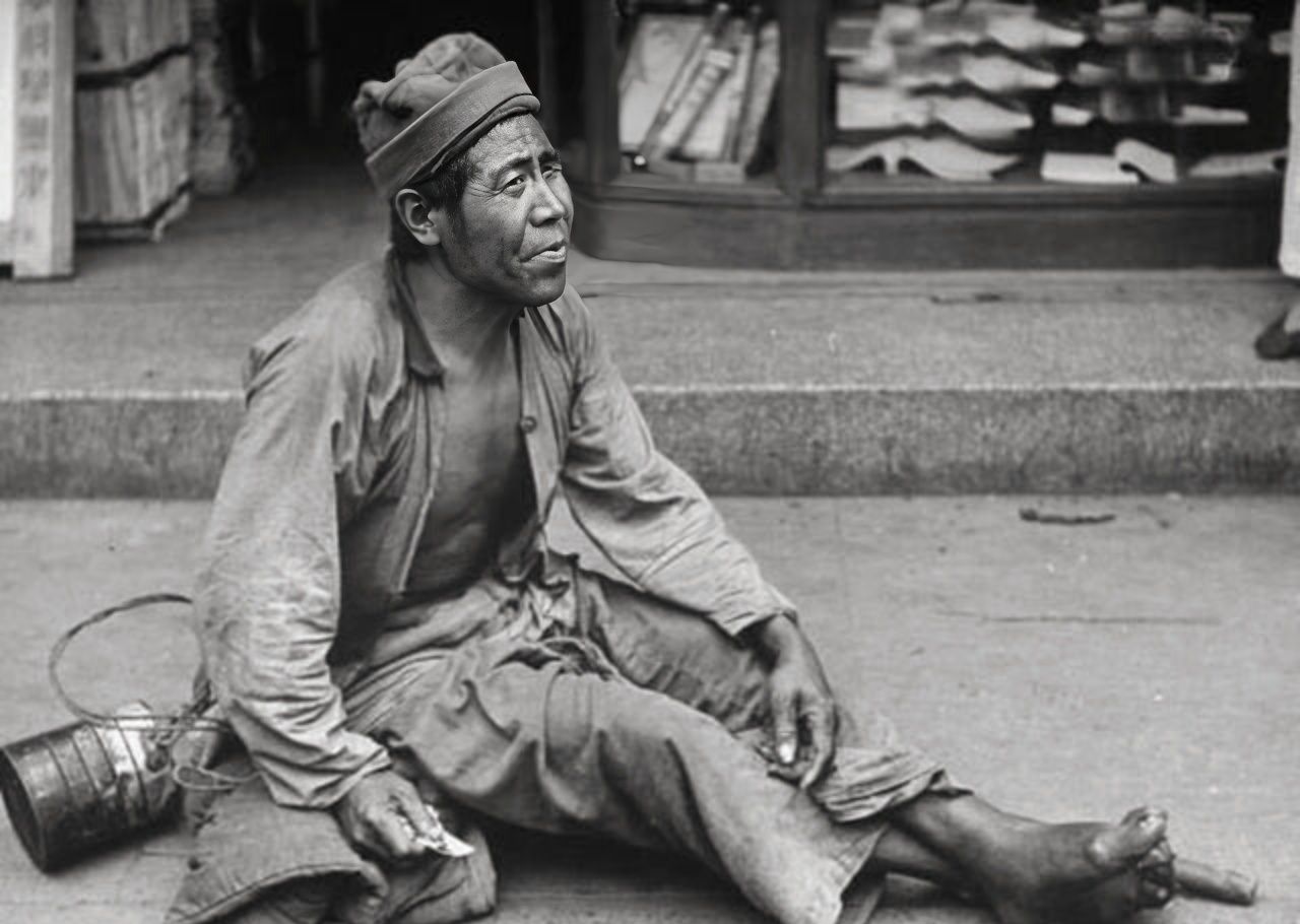 清朝年间,两乞丐街头耍"人面蛇",让人心惊胆寒:此非蛇而是人|乞丐|人