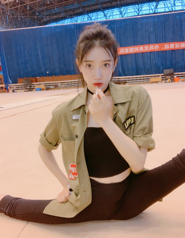 17年的努力不如1张照片,"一字马"成流量密码|舒思瑶|一字马|体操_新浪