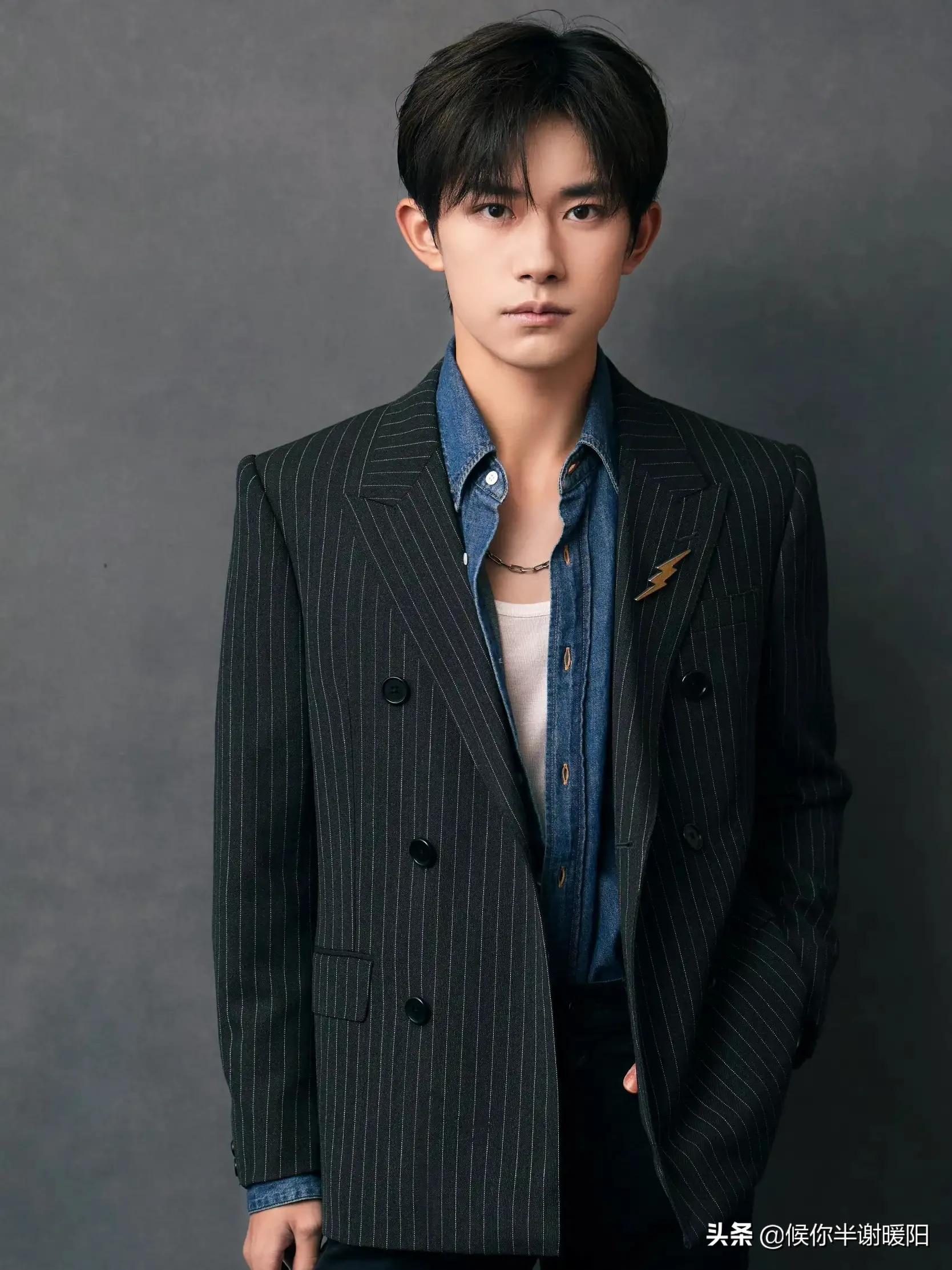 条纹西装真的太考验颜值:下面这几位男明星才是真的驾驭住了!