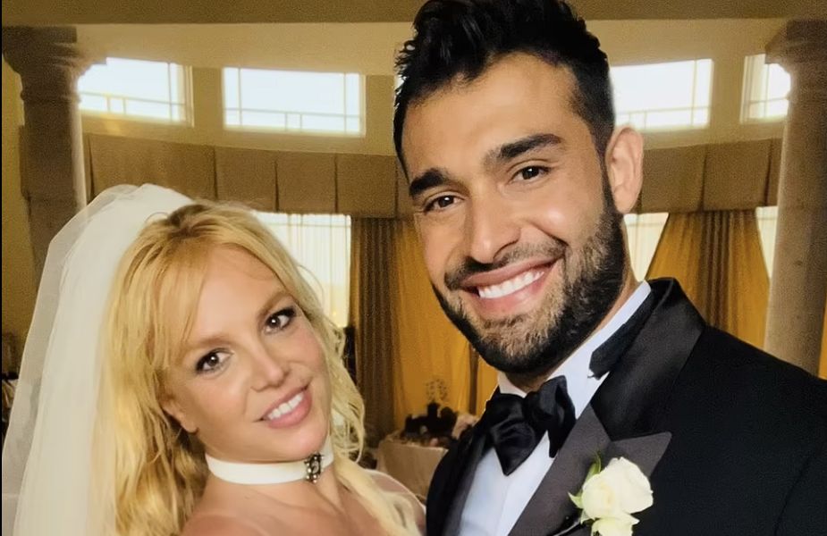 布兰妮大婚现场照曝光，造型令人啼笑皆非，前夫硬闯婚礼被捕休闲区蓝鸢梦想 - Www.slyday.coM