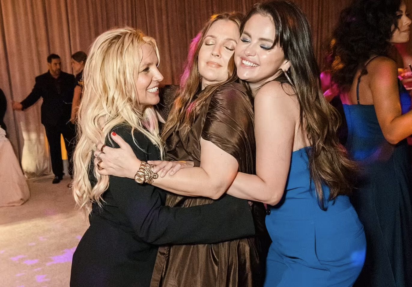 布兰妮大婚现场照曝光，造型令人啼笑皆非，前夫硬闯婚礼被捕休闲区蓝鸢梦想 - Www.slyday.coM