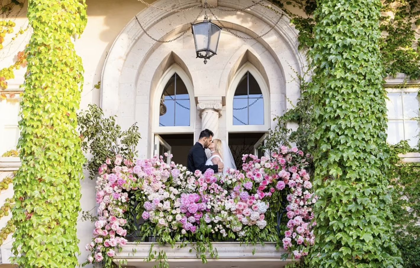 布兰妮大婚现场照曝光，造型令人啼笑皆非，前夫硬闯婚礼被捕休闲区蓝鸢梦想 - Www.slyday.coM