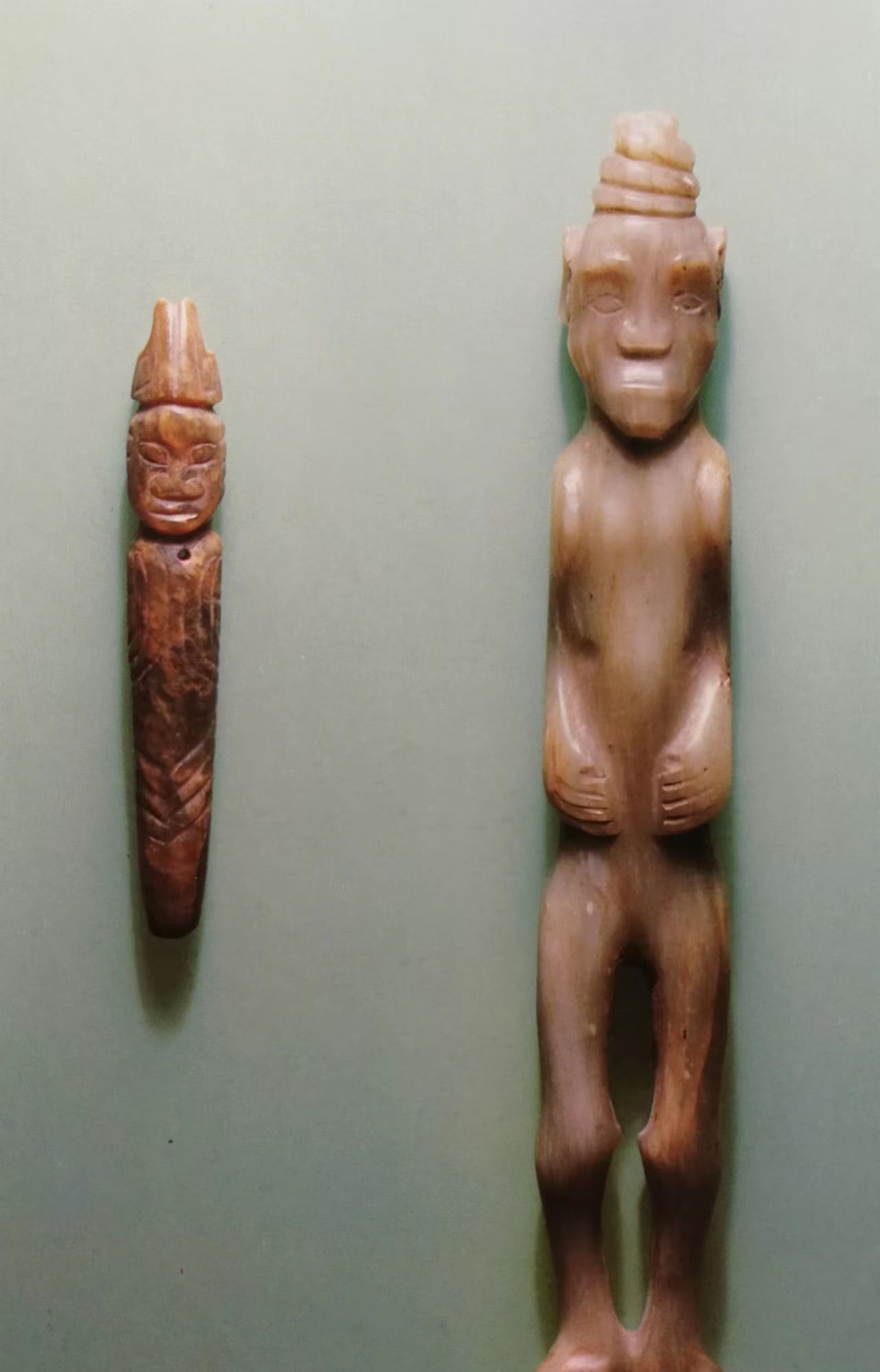 西周时期出现的玉雕人物很少见,特别是圆雕人物作品,目前仅见1972年