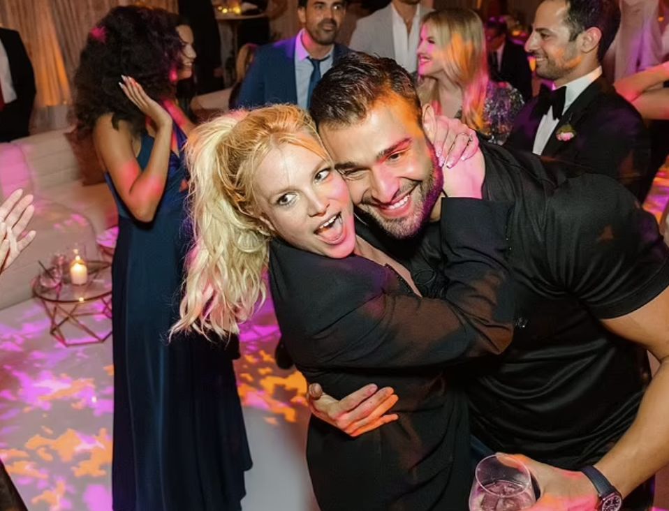 布兰妮大婚现场照曝光，造型令人啼笑皆非，前夫硬闯婚礼被捕休闲区蓝鸢梦想 - Www.slyday.coM