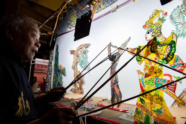 独自一人完成器乐伴奏,剧本演唱和皮影舞动,表演皮影戏《泰山石敢当