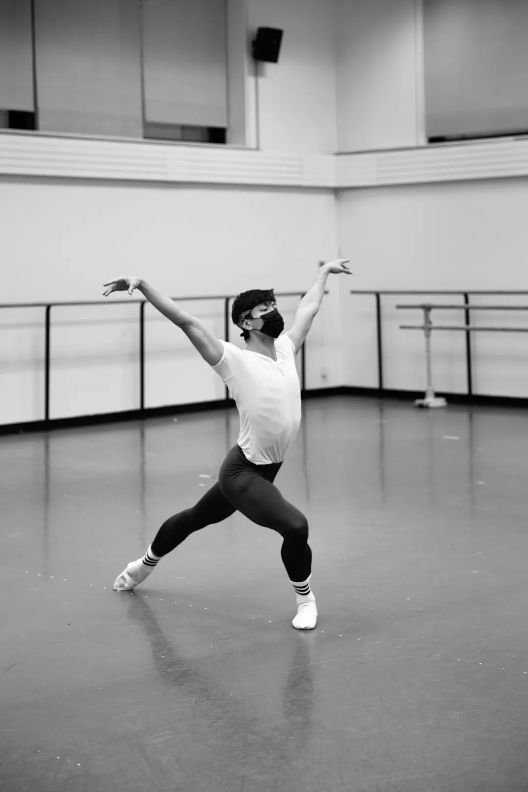 他成为纽约城市芭蕾舞团史上首位中国首席舞者陈镇威