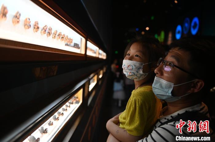 图为观众在参观展览. 于海洋 摄