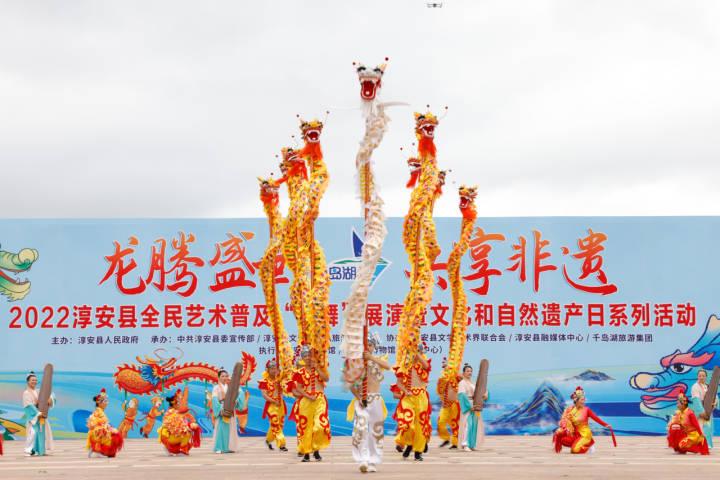 和层层选拔,全县13支"龙舞"队在现场角逐头彩,省级非遗的《汾口草龙》