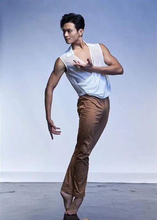 他成为纽约城市芭蕾舞团史上首位中国首席舞者陈镇威